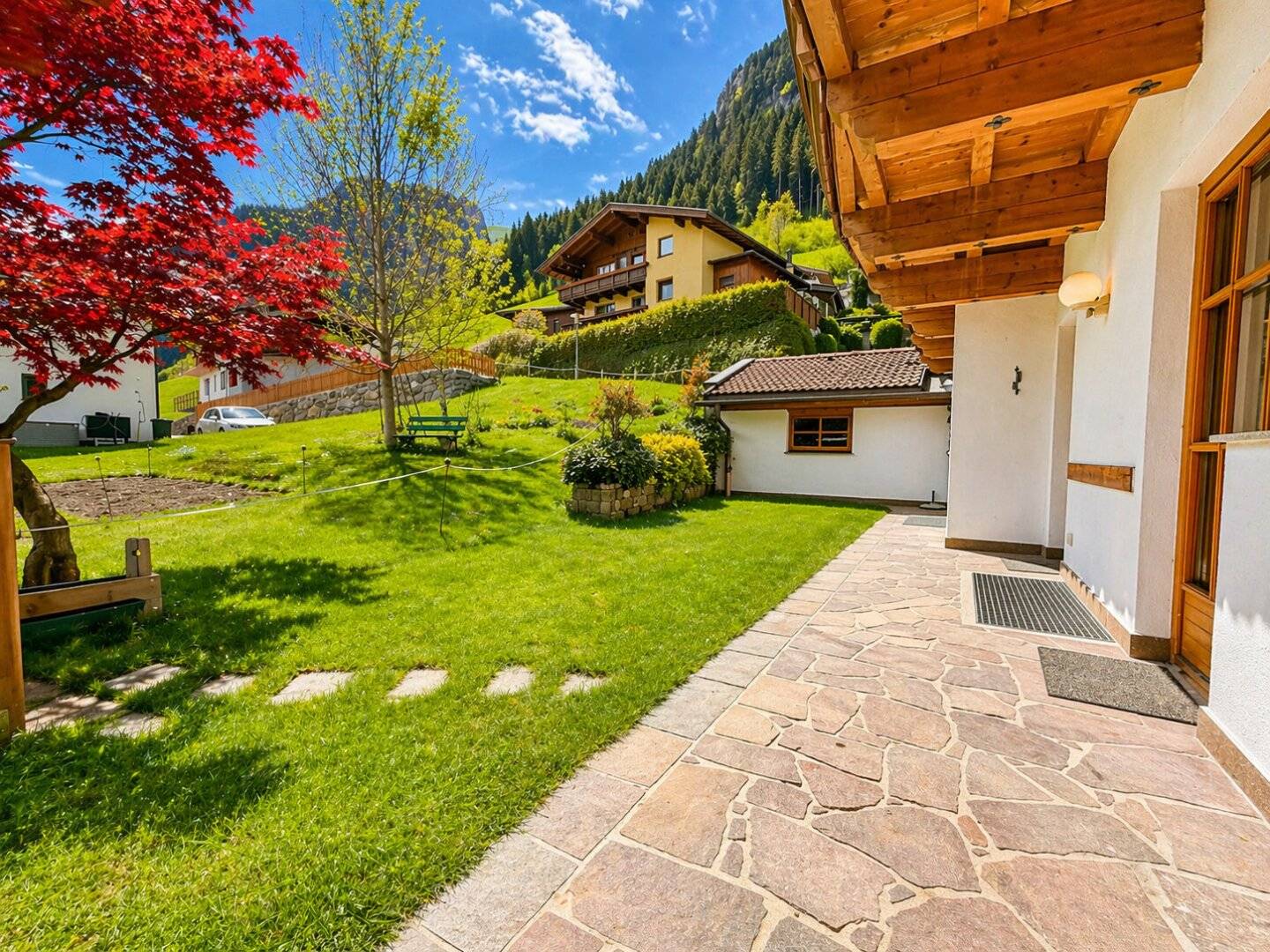 Wohnen wie im Haus: 5 Zimmer, Garten, Terrasse und flexible Nutzung auf zwei Ebenen