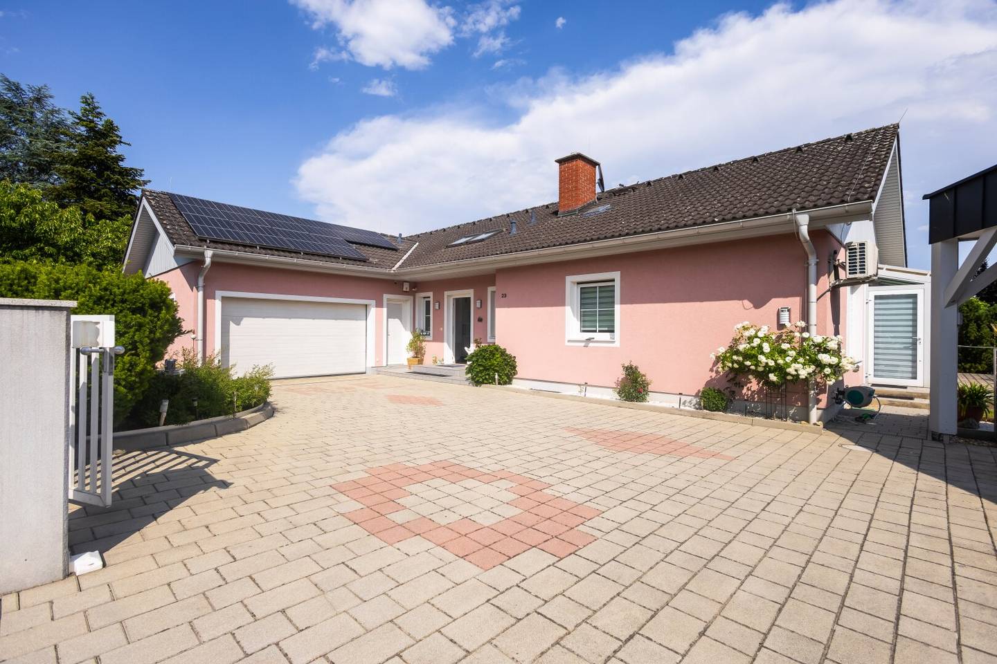 Großzügiges Traum - Haus in Fürstenfeld mit Wunderschönen Garten, Badeteich & vieles mehr