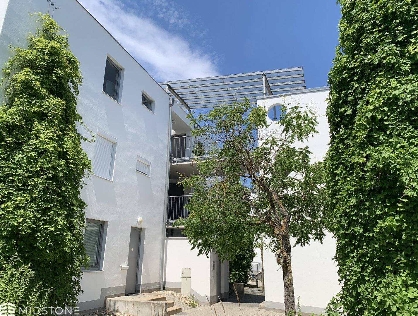 Neuwertige Wohnung in Grünruhelage - hochwertig renoviert mit Loggia, Klimagerät, Wellnessbad und Garagenplatz