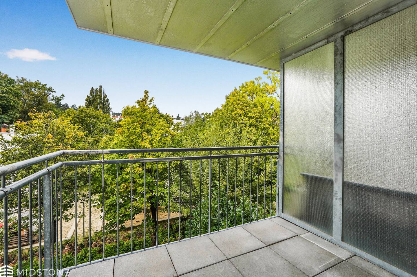 Neuwertige Wohnung in Grünruhelage - hochwertig renoviert mit Loggia, Klimagerät, Wellnessbad und Garagenplatz