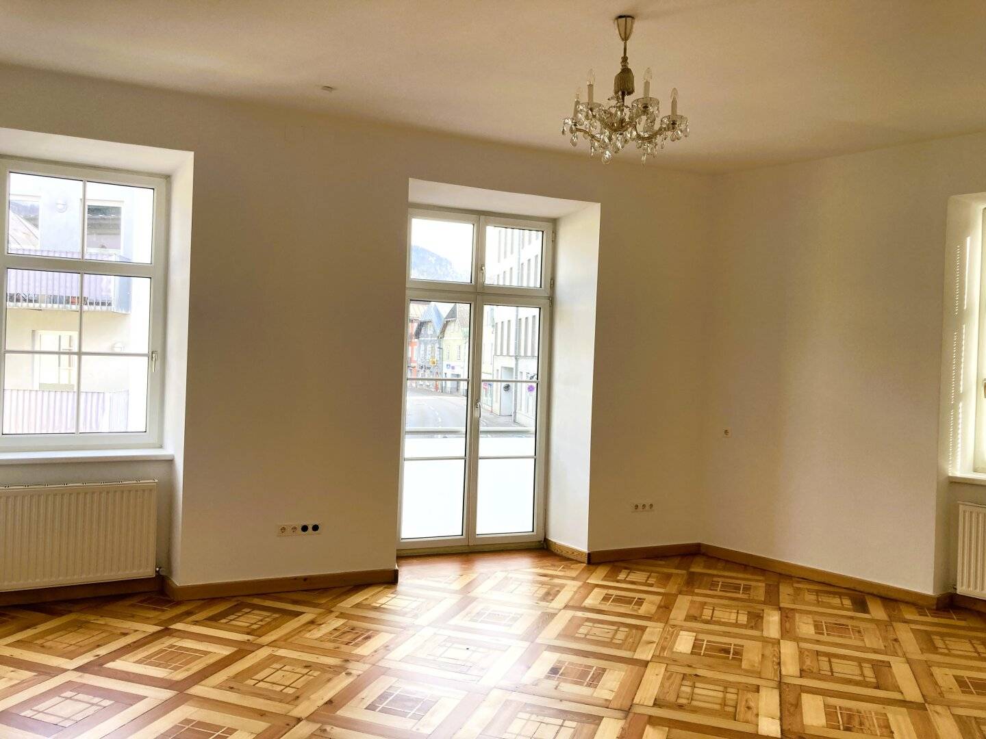 BÜRO / PRAXIS / ORDINATION / KANZLEI  -  BEEINDRUCKENDER ALTBAU mit KAISERLICHEM FLAIR  /  5 RÄUMEN  in ZENTRUMSLAGE von BAD ISCHL