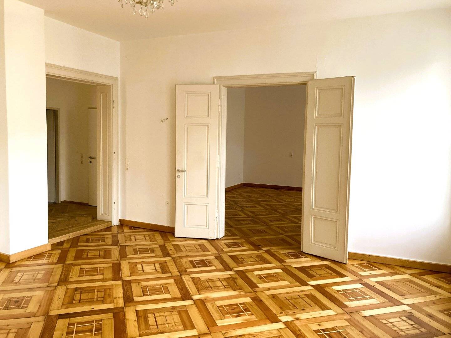 BÜRO / PRAXIS / ORDINATION / KANZLEI  -  BEEINDRUCKENDER ALTBAU mit KAISERLICHEM FLAIR  /  5 RÄUMEN  in ZENTRUMSLAGE von BAD ISCHL
