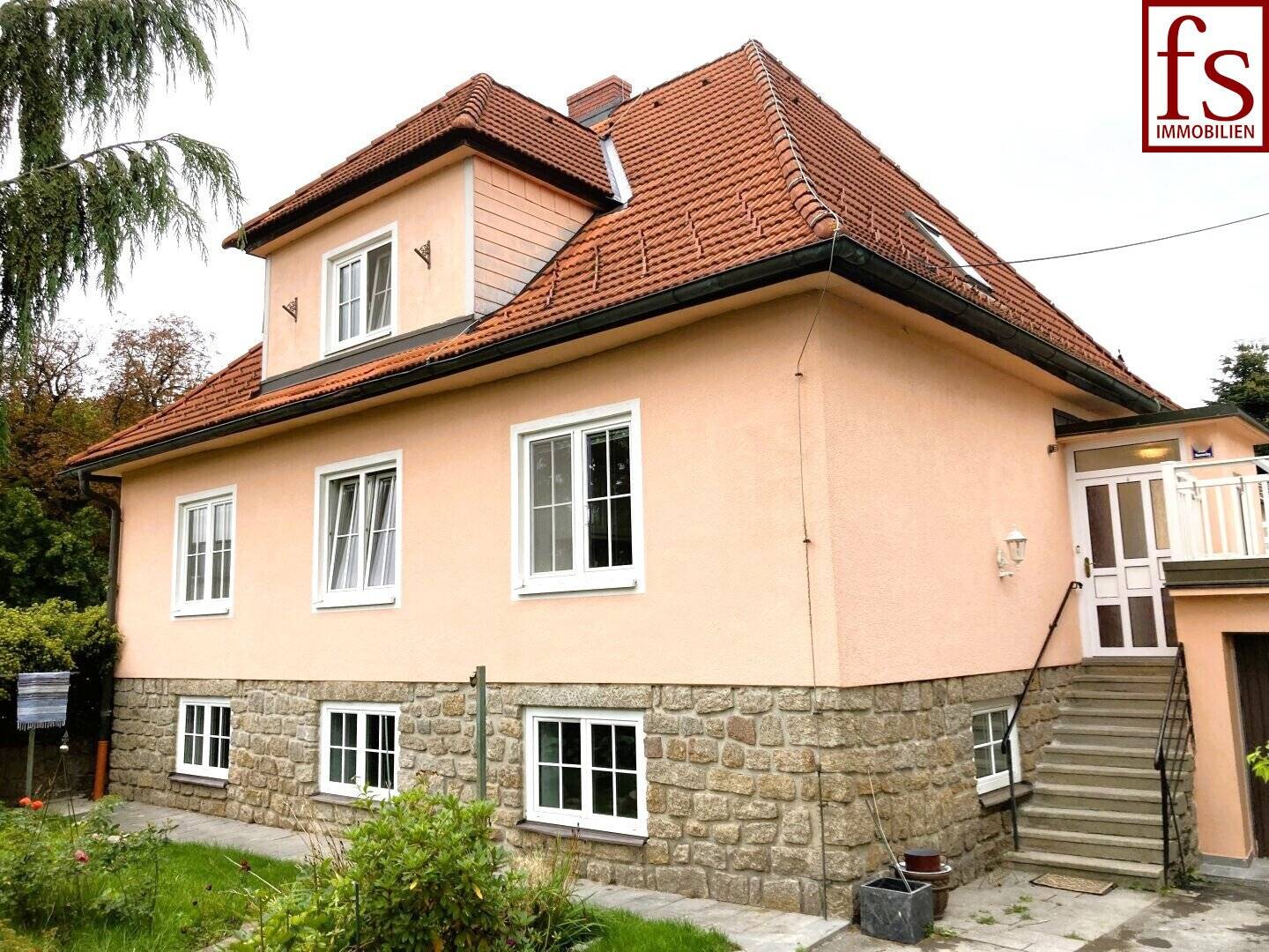 STILVOLLES WOHNHAUS  6 Zimmer  // 1 Garage  //  großer Keller