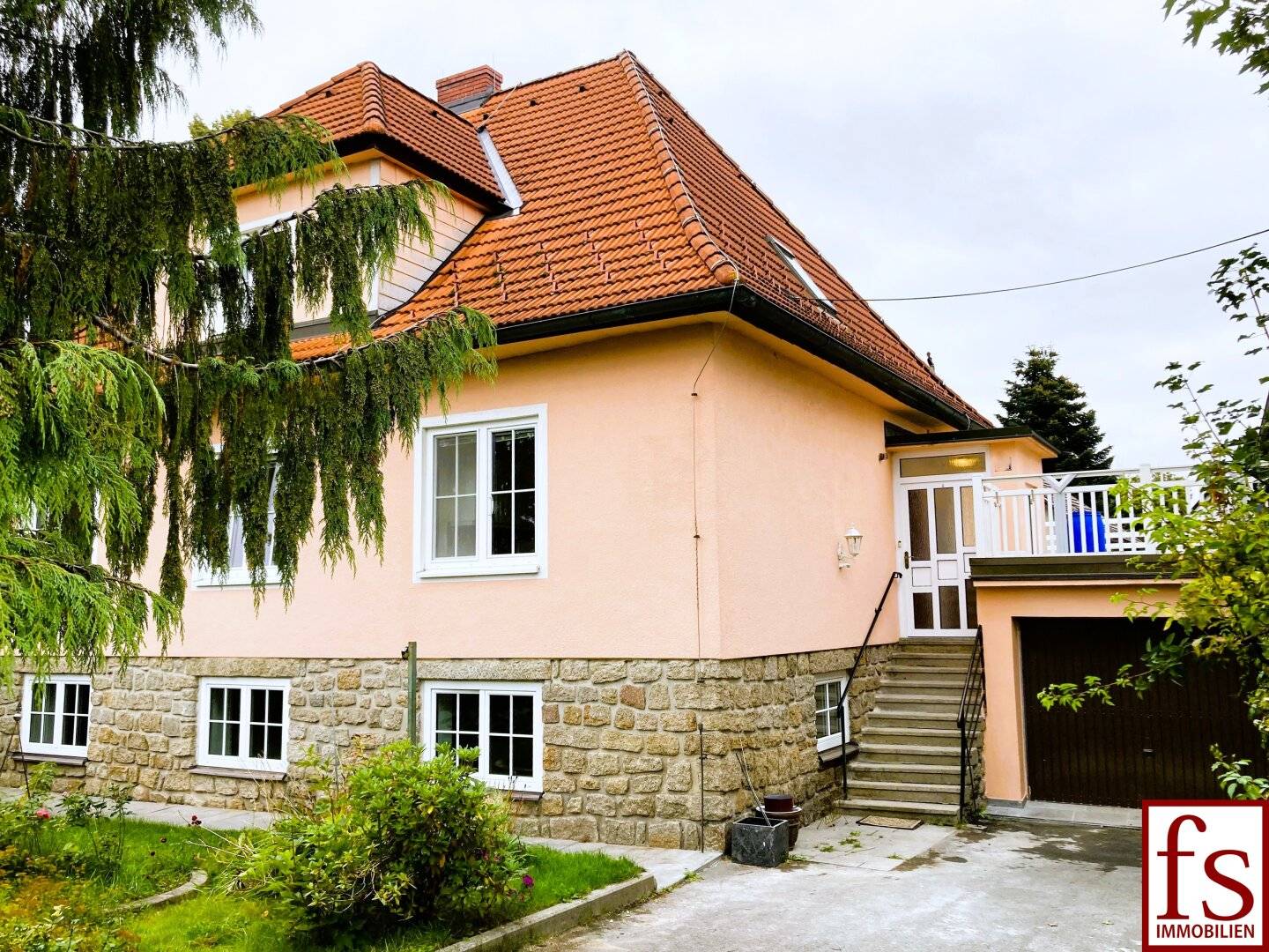 STILVOLLES WOHNHAUS  6 Zimmer  // 1 Garage  //  großer Keller