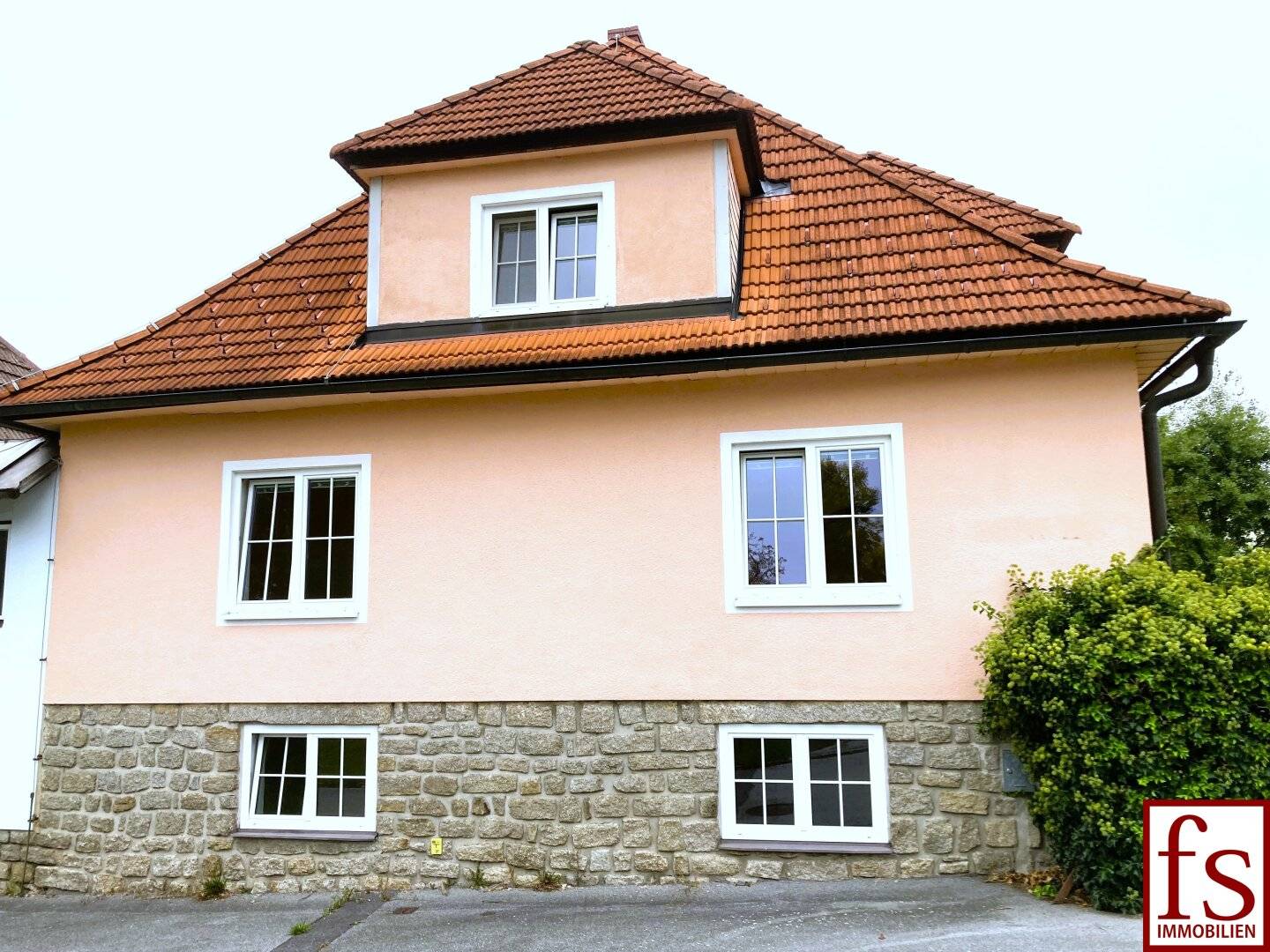 STILVOLLES WOHNHAUS  6 Zimmer  // 1 Garage  //  großer Keller