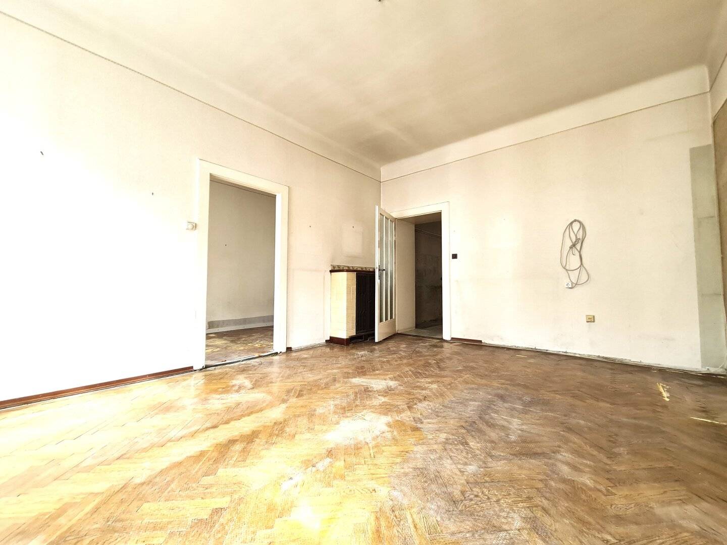 Sanierungsbedürftige Altbauetage 4-6 Zimmer