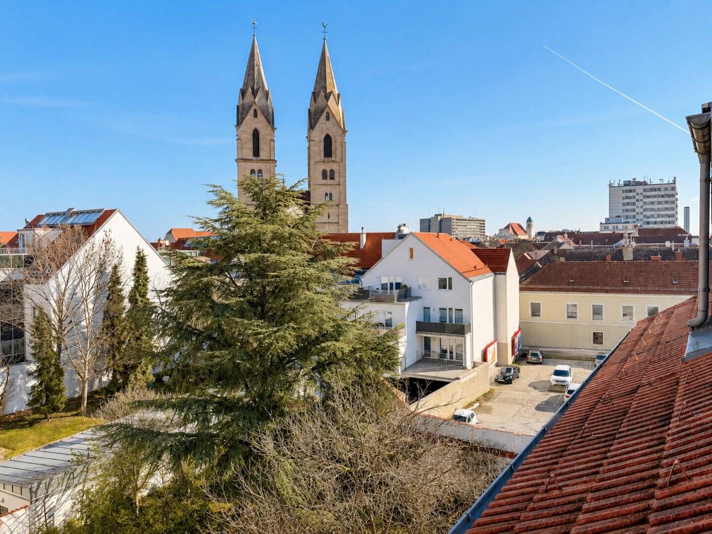 Sanierte 3-Zimmer-Dachgeschosswohnung im Herzen von Wiener Neustadt – mit Stadt- & Fernblick!