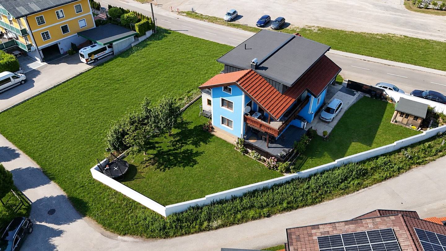 Großzügiges Wohnen in modernisiertem Mehrfamilienhaus - Top Lage in Kirchberg 🏠