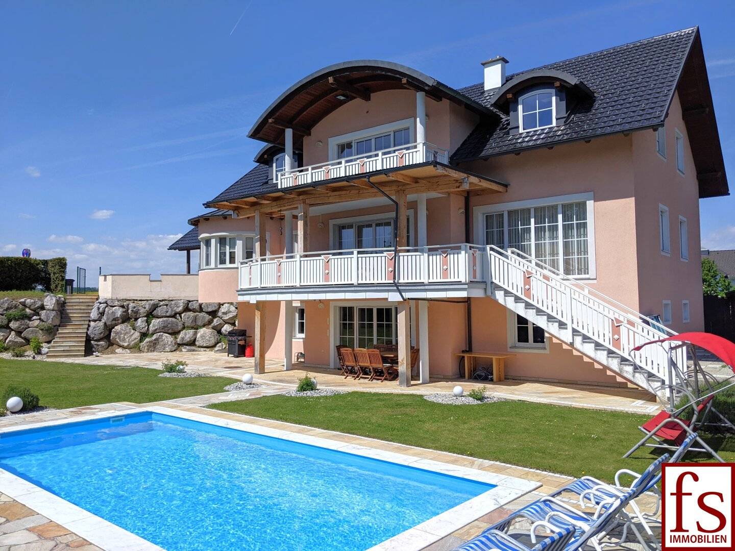 TRAUMHAUS mit schönem Garten und Pool