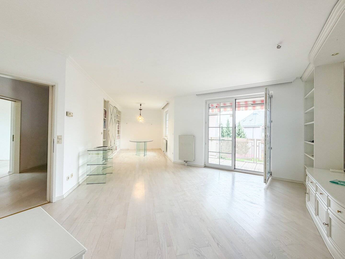 Attraktive, lichtdurchflutete Eigentumswohnung in perfekter Lage mit großer Loggia und Tiefgaragenplatz in Wr. Neustadt