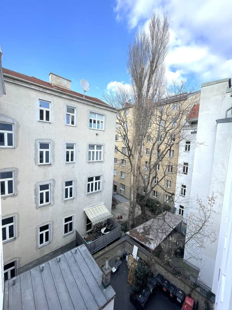 Bright historic apartment near Wallensteinplatz