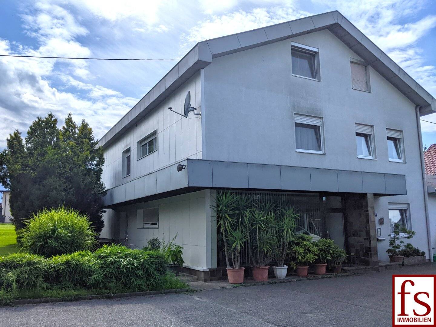GROSSES WOHN- / GESCHÄFTSHAUS mit angebauter Halle