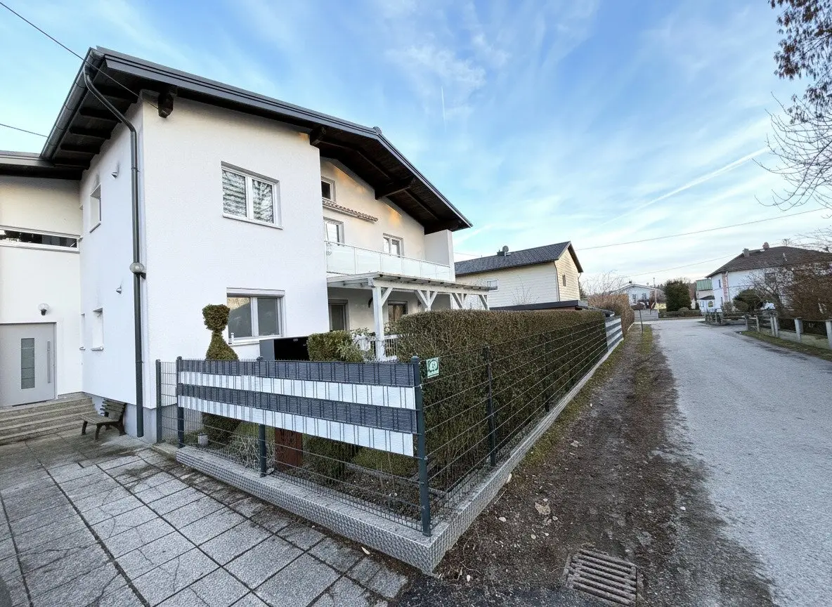 Gepflegtes Mehrfamilienhaus mit 3 Wohneinheiten, Doppelgarage und großem Grundstück