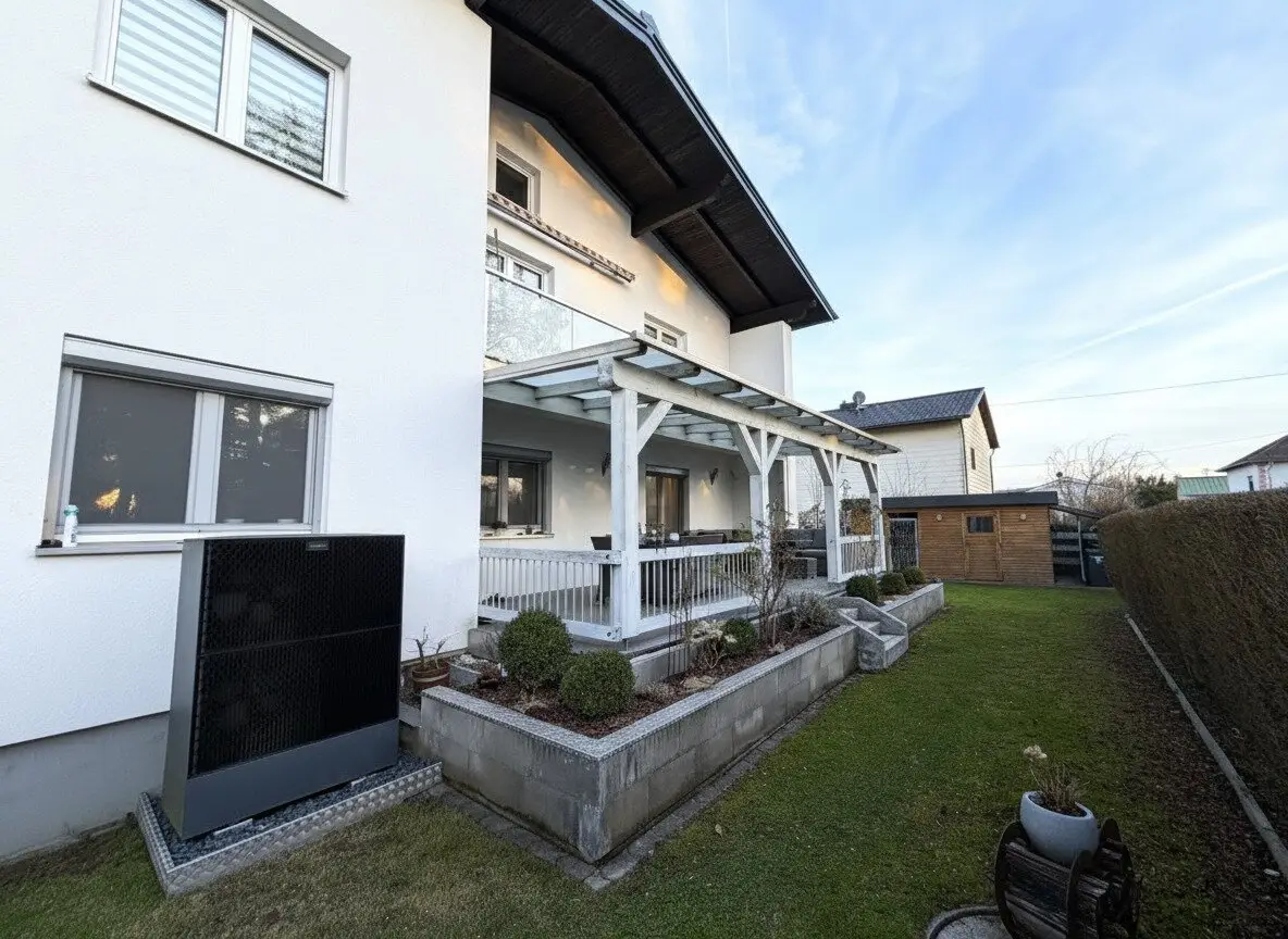 Gepflegtes Mehrfamilienhaus mit 3 Wohneinheiten, Doppelgarage und großem Grundstück