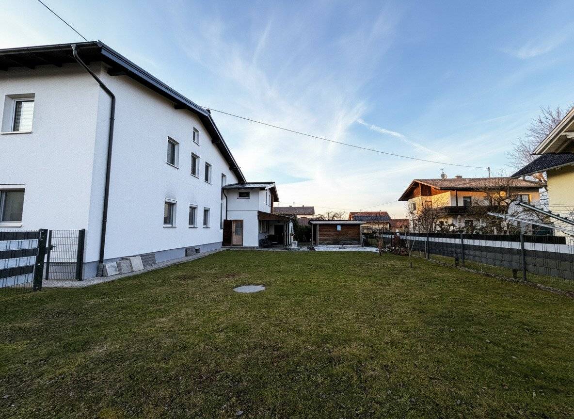 Gepflegtes Mehrfamilienhaus mit 3 Wohneinheiten, Doppelgarage und großem Grundstück
