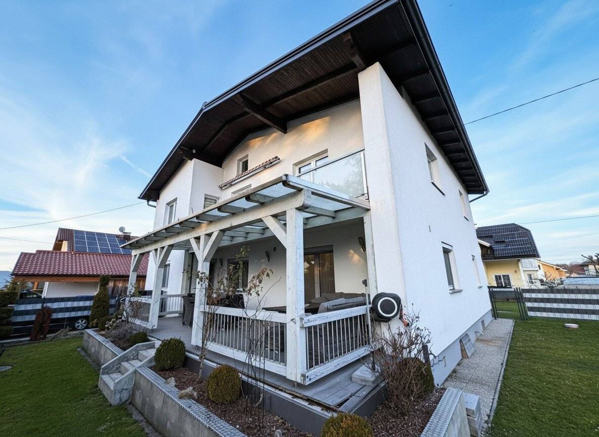 Gepflegtes Mehrfamilienhaus mit 3 Wohneinheiten, Doppelgarage und großem Grundstück