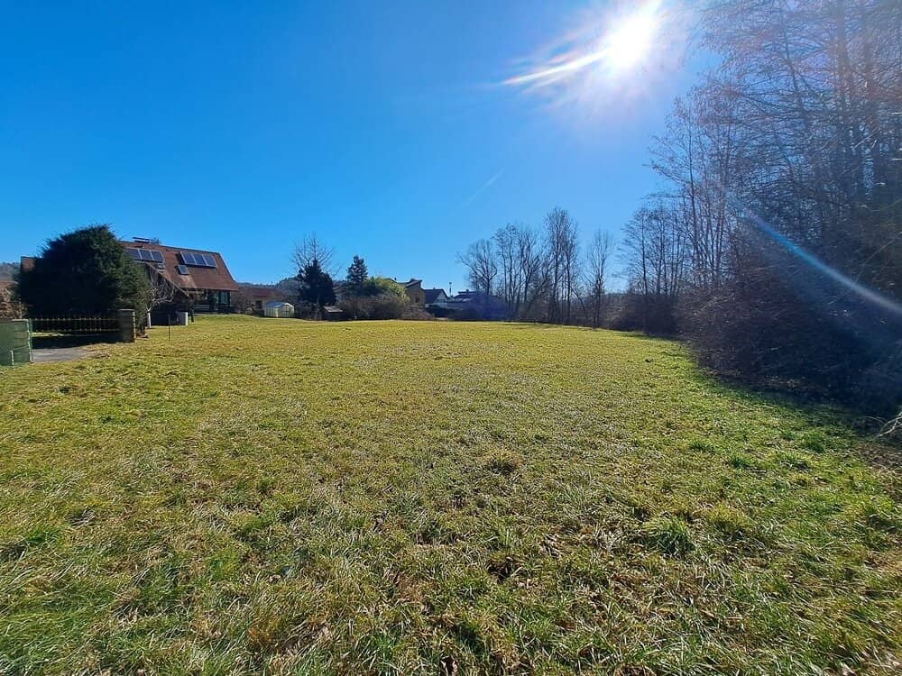 Großes, ebenes und sonniges Baugrundstück am Ende einer Sackgasse