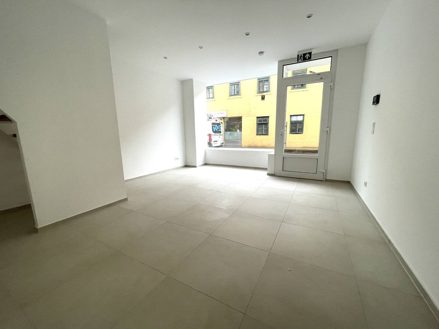 40.34 m² commercial premises, two floors, near Schloss Schönbrunn