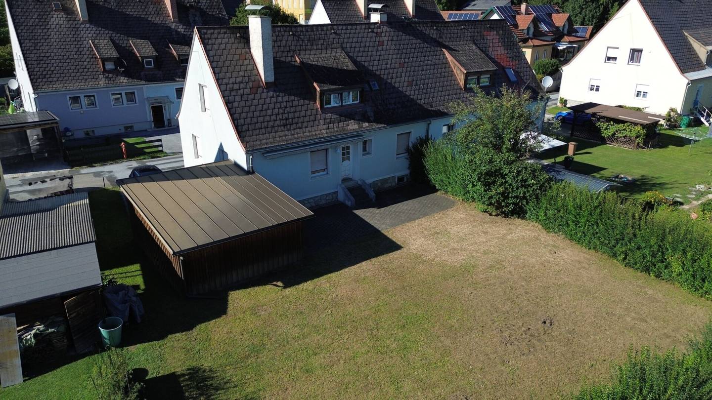 Solide Doppelhaushälfte in zentraler, sonniger Lage