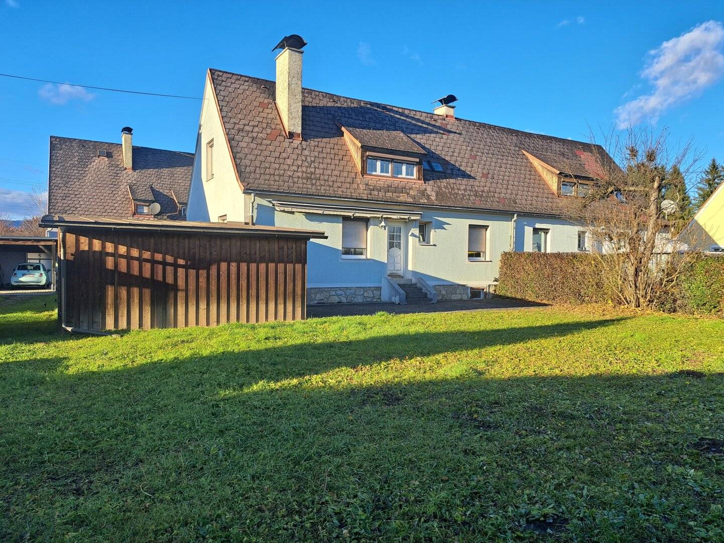 Solide Doppelhaushälfte in zentraler, sonniger Lage