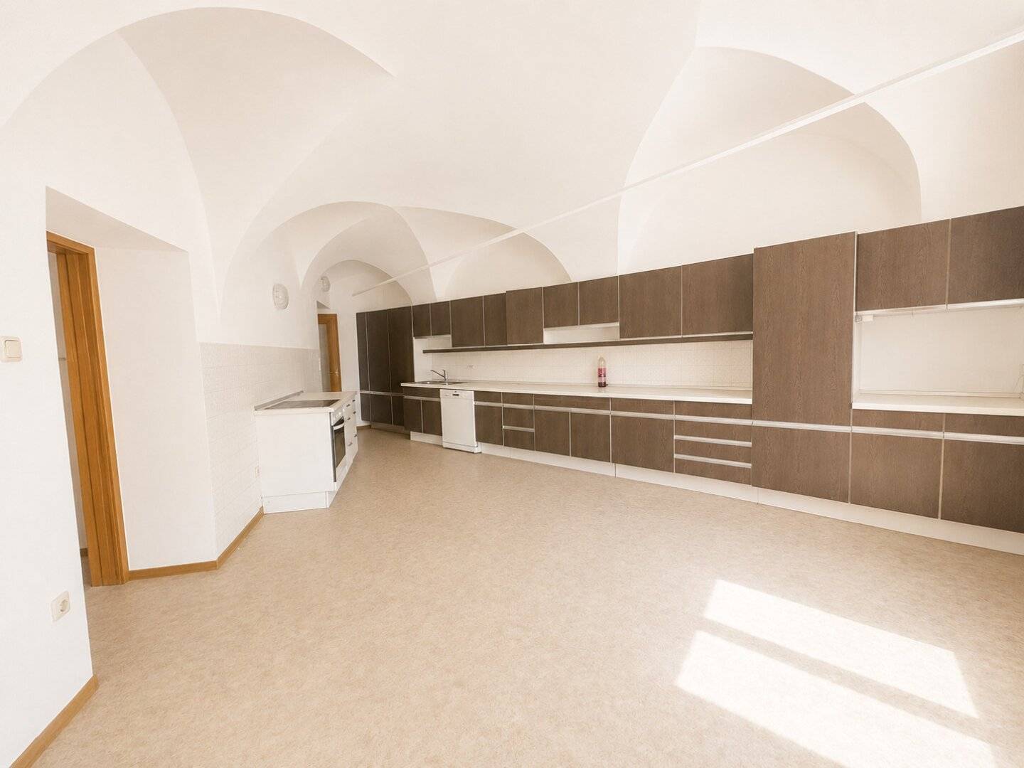 Großzügige Altbau - Wohnung 1 Stock mit viel Potenzial auf 160m² zum Schnäppchenpreis!