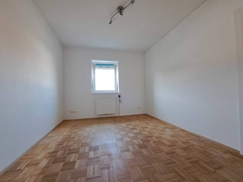 Moderne 4-Zimmer-Wohnung mit Sonnenbalkon und großem Dachboden