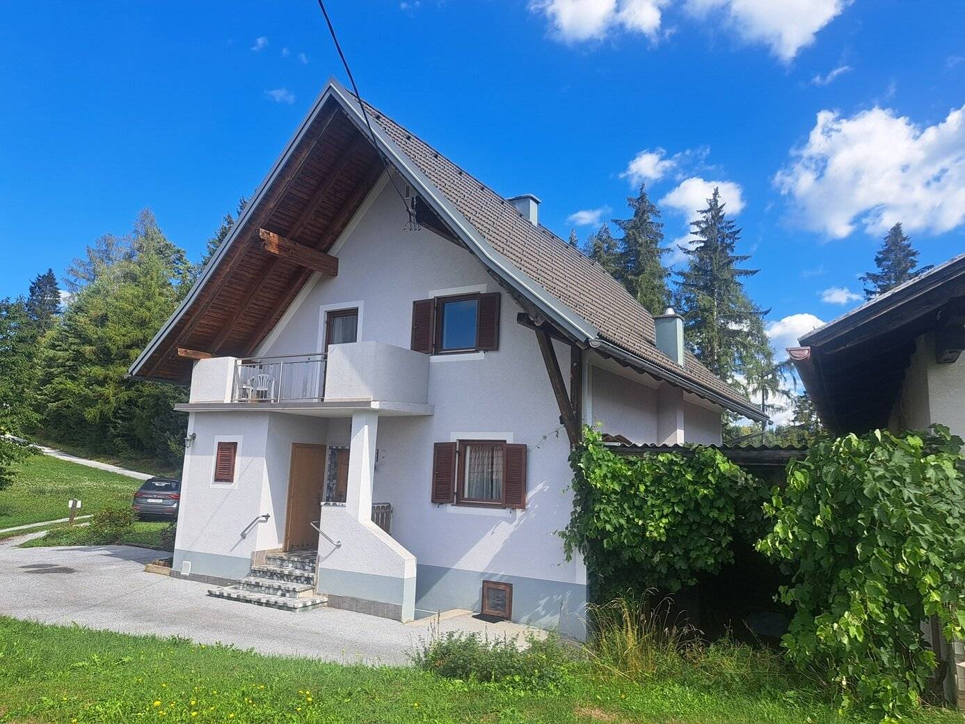 Solides Wohnhaus mit Nebengebäude und zusätzlichem Baugrund