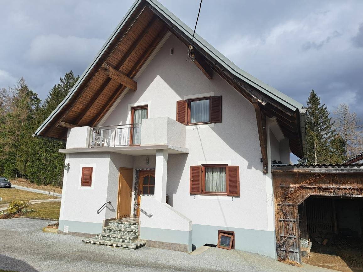 Solides Wohnhaus mit Nebengebäude und zusätzlichem Baugrund