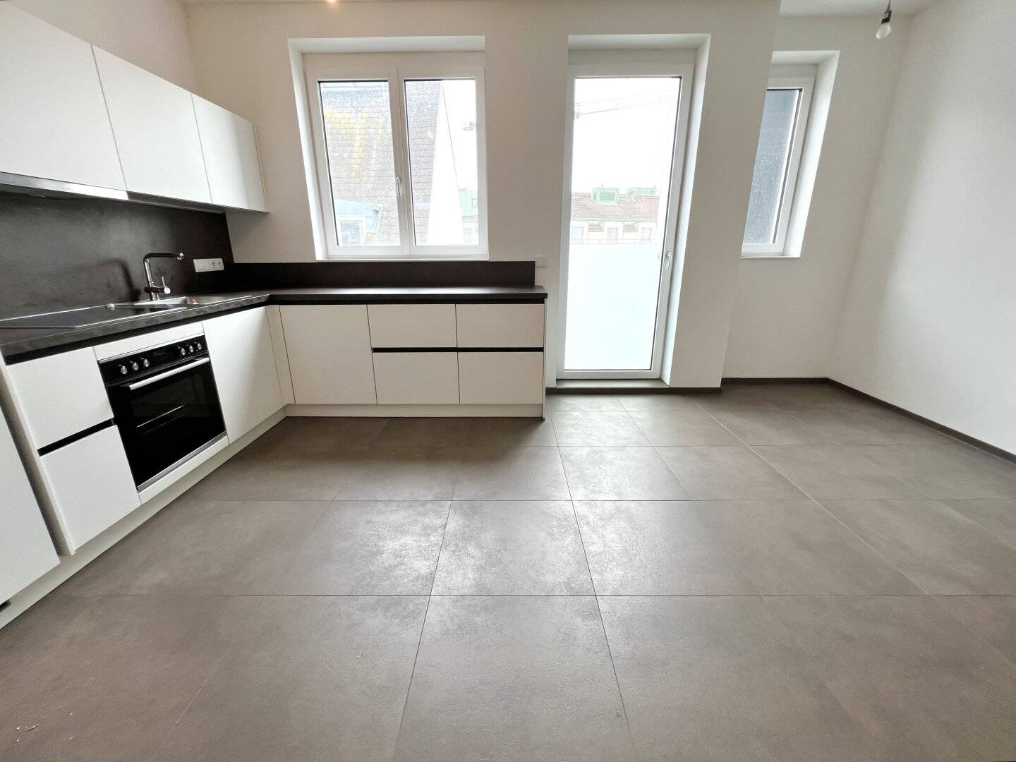 Sommer-Aktion: Bis 31.08.2026 nur die halbe Provision - 3 Zimmer Dachgeschoßtraum mit Einbauküche in bester Lage des 5. Bezirkes