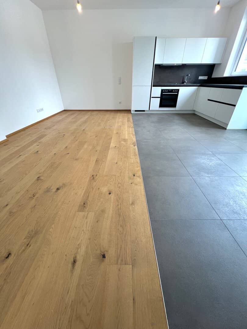 Sommer-Aktion: Bis 31.08.2026 nur die halbe Provision - 3 Zimmer Dachgeschoßtraum mit Einbauküche in bester Lage des 5. Bezirkes