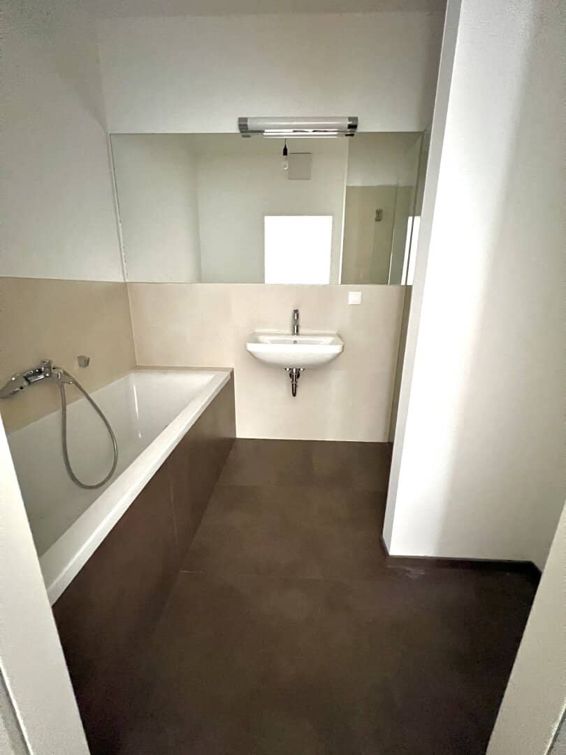Sommer-Aktion: Bis 31.08.2026 nur die halbe Provision - 3 Zimmer Dachgeschoßtraum mit Einbauküche in bester Lage des 5. Bezirkes