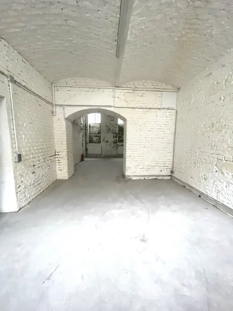 Spacious commercial space with vaulted ceilings in central Meidling