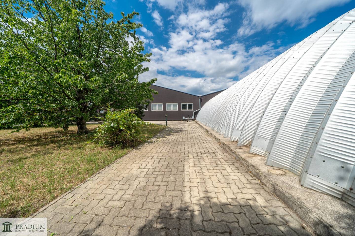Alles unter einem Dach – repräsentativer Showroom, Lager, Werkstatt & Büro im Industriegebiet Wiener Neustadt