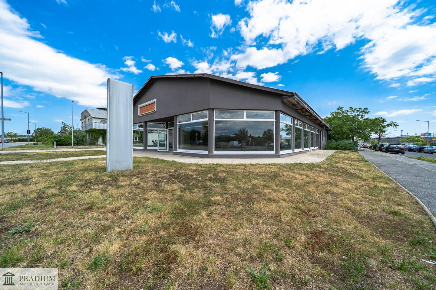 Alles unter einem Dach – repräsentativer Showroom, Lager, Werkstatt & Büro im Industriegebiet Wiener Neustadt