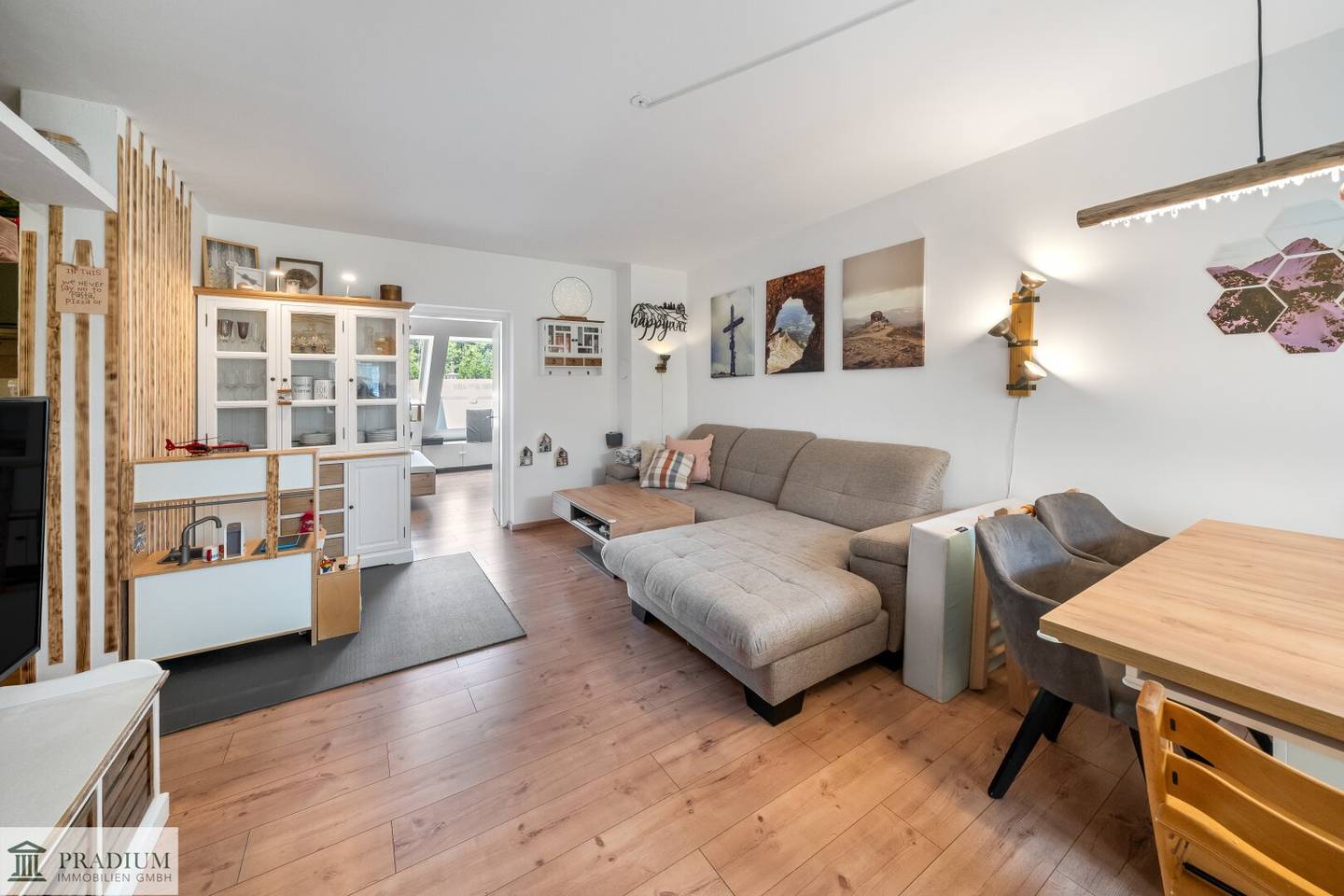 3 Zimmerwohnung mit Balkon und 2 Garagen-Plätzen