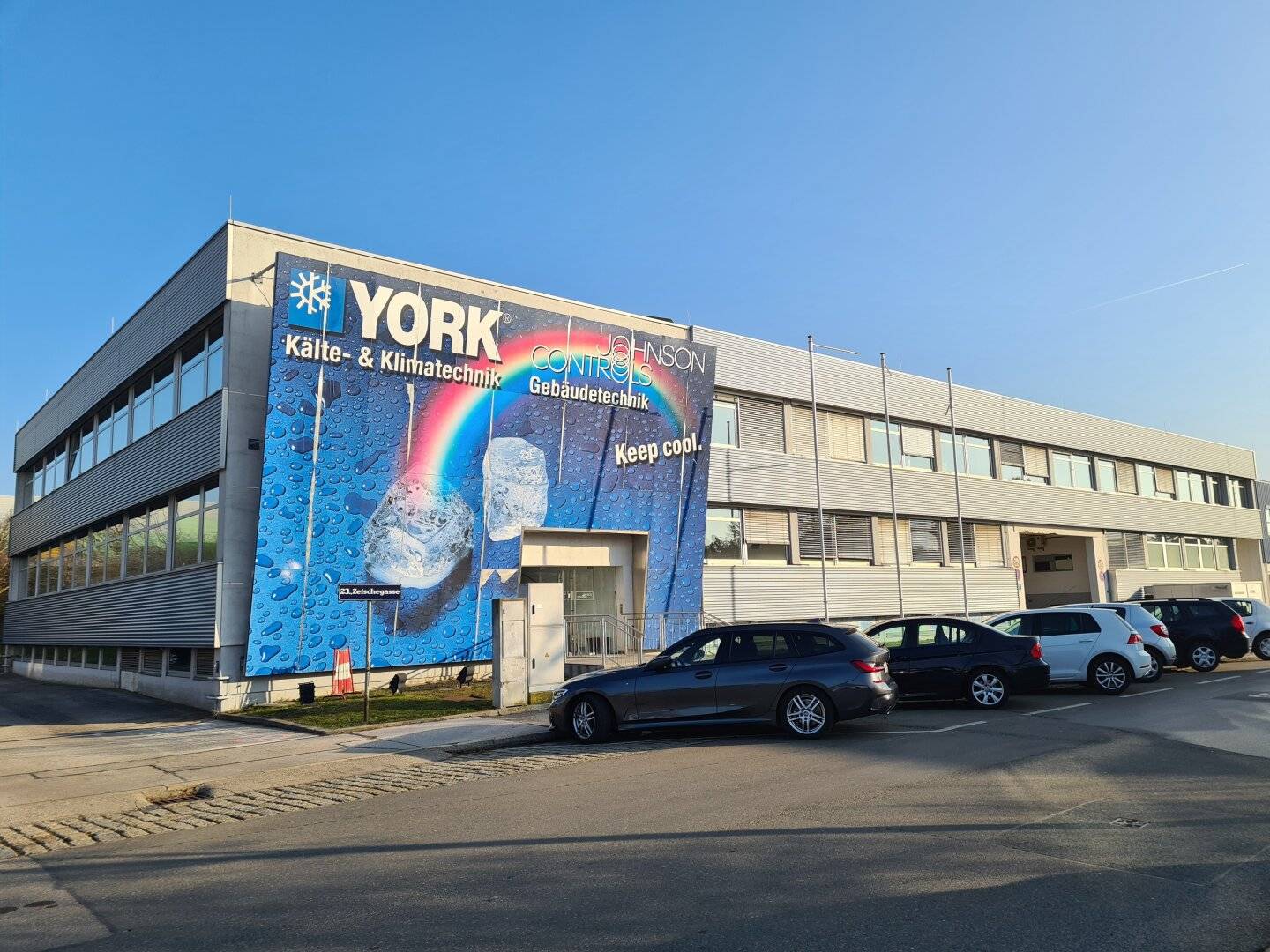 Investment: 5,8% Rendite für vollvermietetes Bürohaus mit Lager, Rampe und Einfahrt
