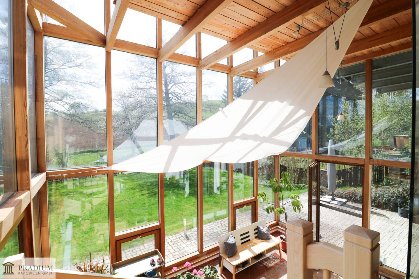 Einzigartiges Zuhause (345 m² Nfl.) mit Wintergarten, Naturteichen & Fernblick im Wienerwald