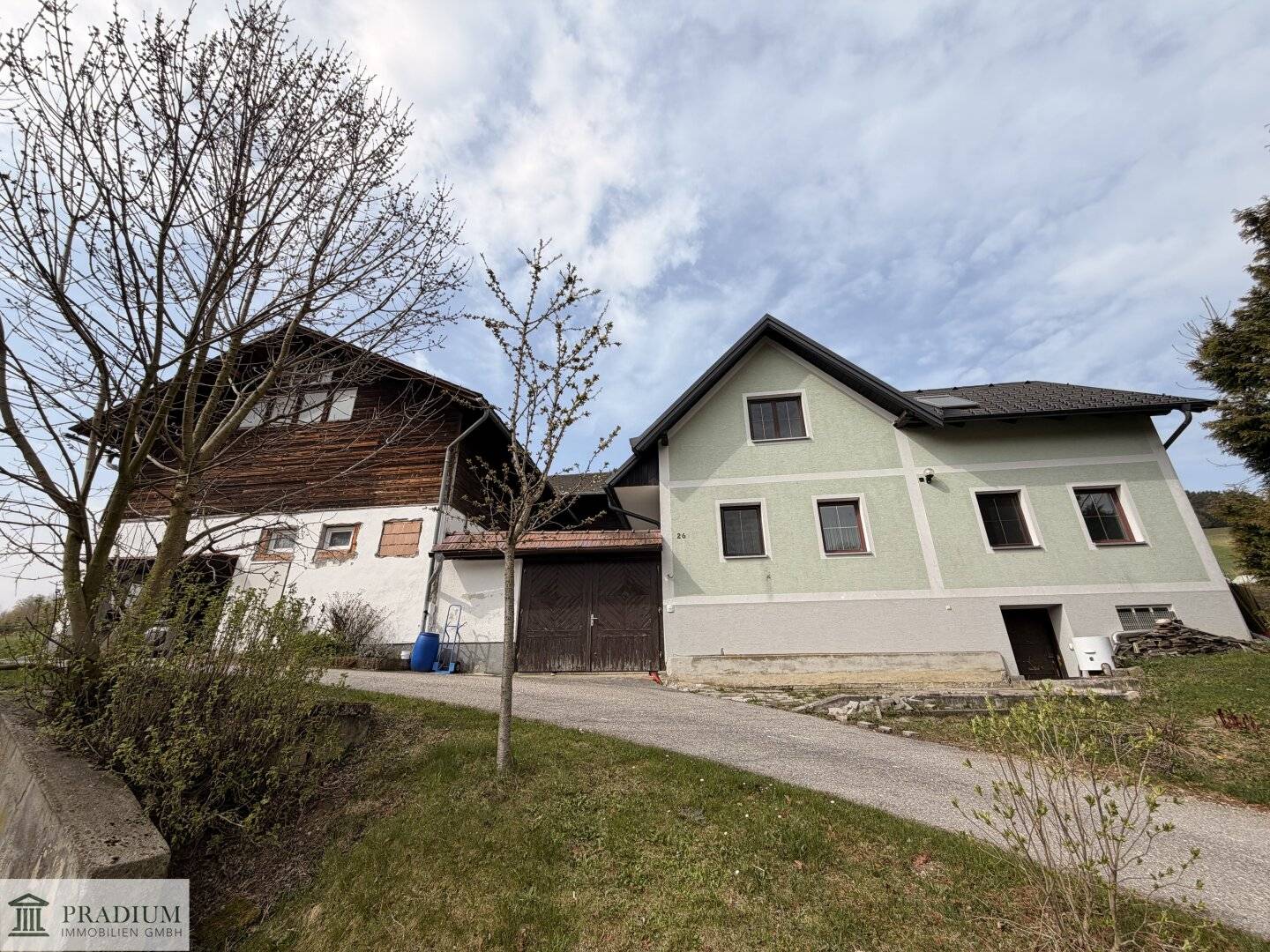 Exklusiver Pferdehof mit 2 Wohneinheiten, Reithalle & großem Grund in Hochneukirchen