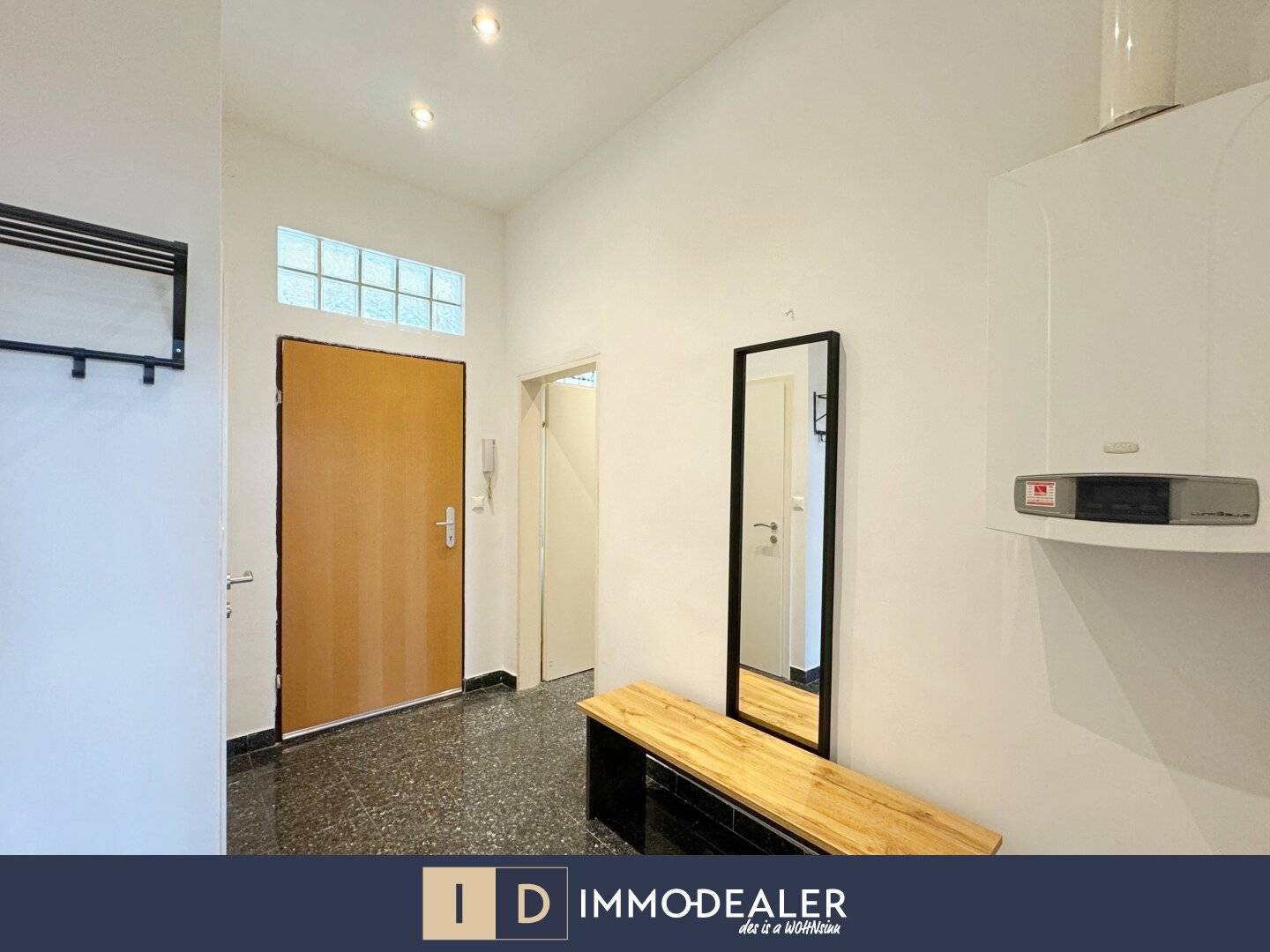 ** EXKLUSIVE - CHARMANTE - ALTBAUWOHNUNG MIT LIFT & GEGLIEDERTER FASSADE - WIENER ALTBAUCHARME **