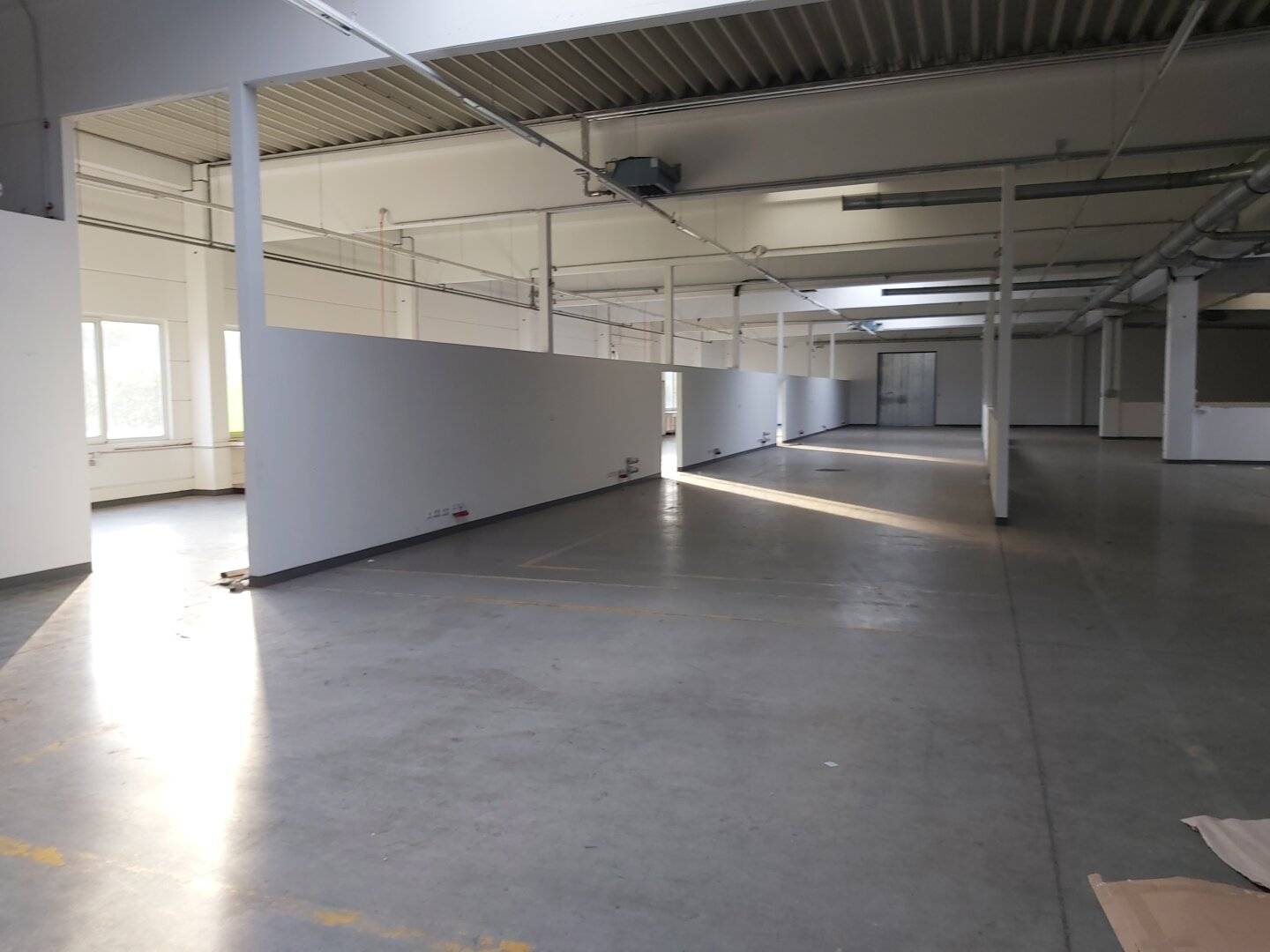 Schnäppchen! Hallen (5.500m²) und Büro für Eigennutzer 2 Minuten entfernt von der A2 in Weikersdorf/Wr. Neustadt
