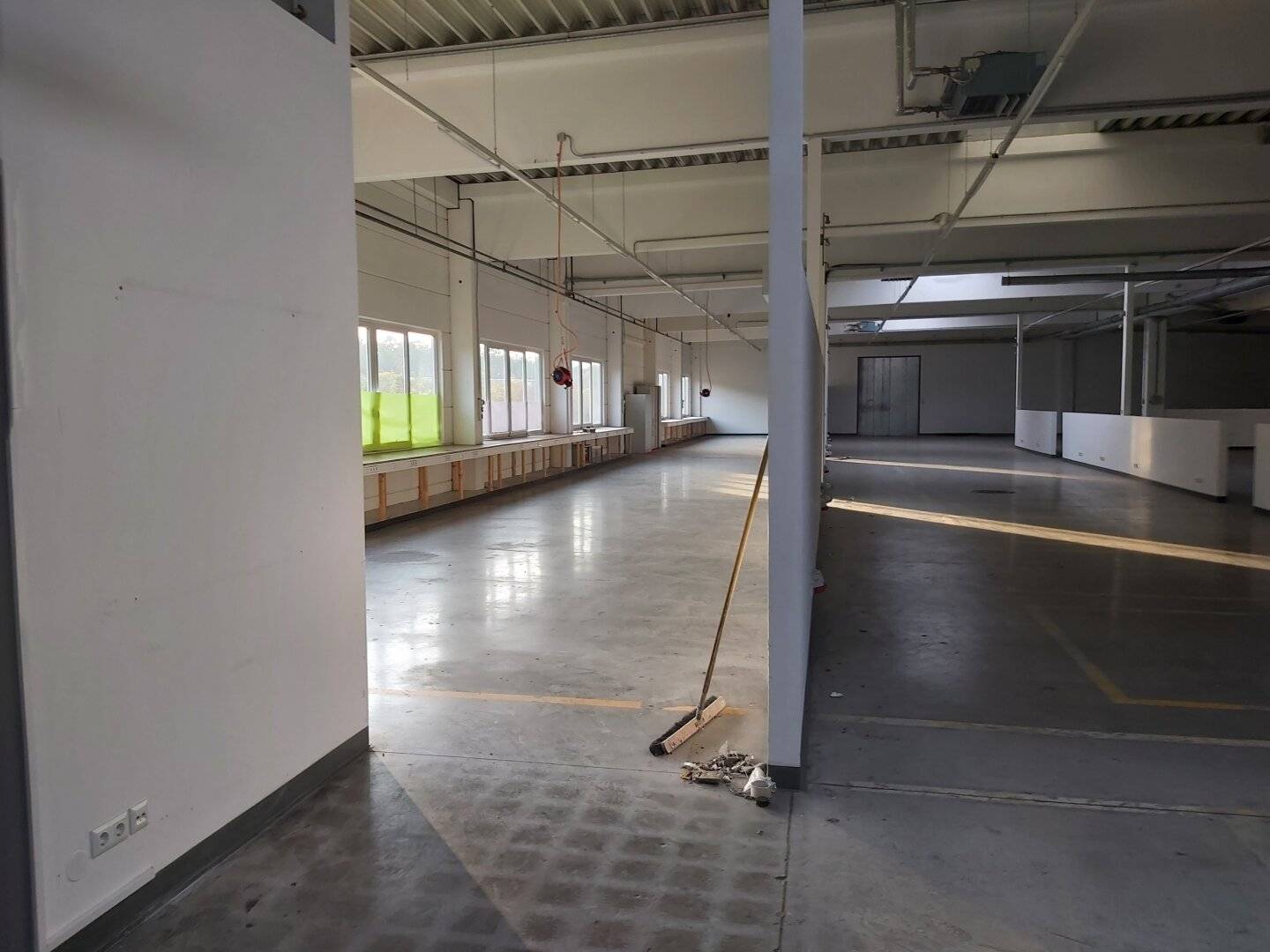 Schnäppchen! Hallen (5.500m²) und Büro für Eigennutzer 2 Minuten entfernt von der A2 in Weikersdorf/Wr. Neustadt