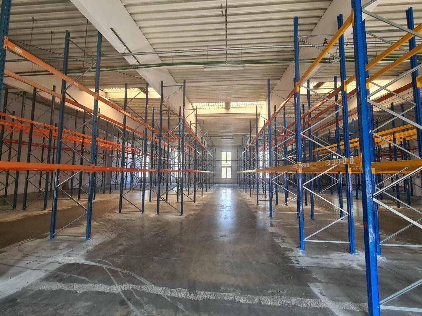 Große Lagerhalle in Wiener Neustadt