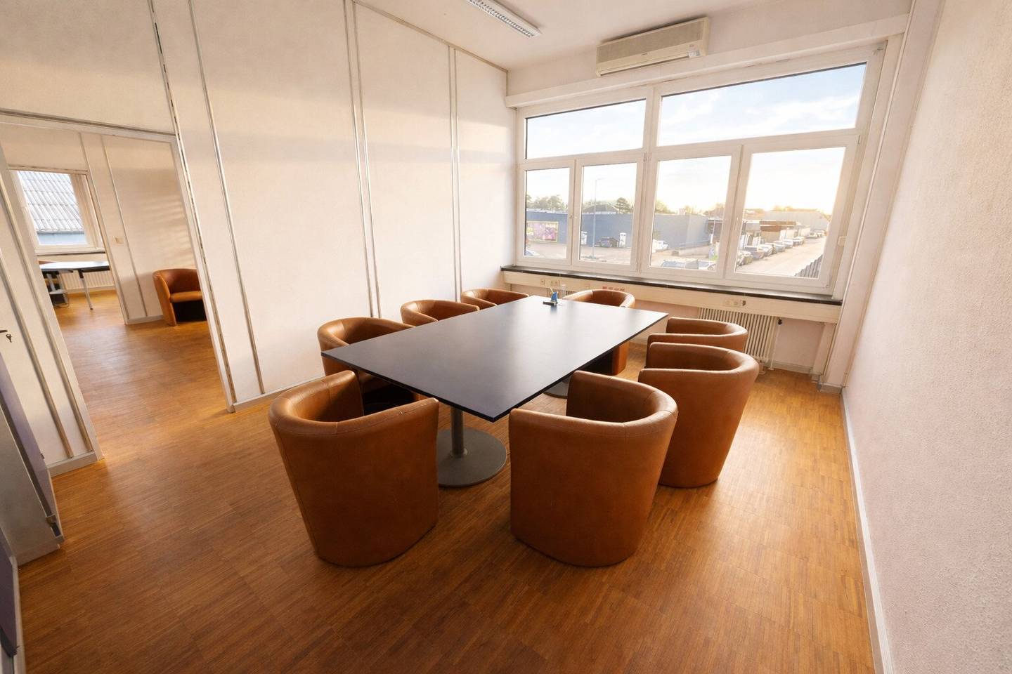 Helle Büroflächen im 1.Stock- halbes Geschoss verfügbar!