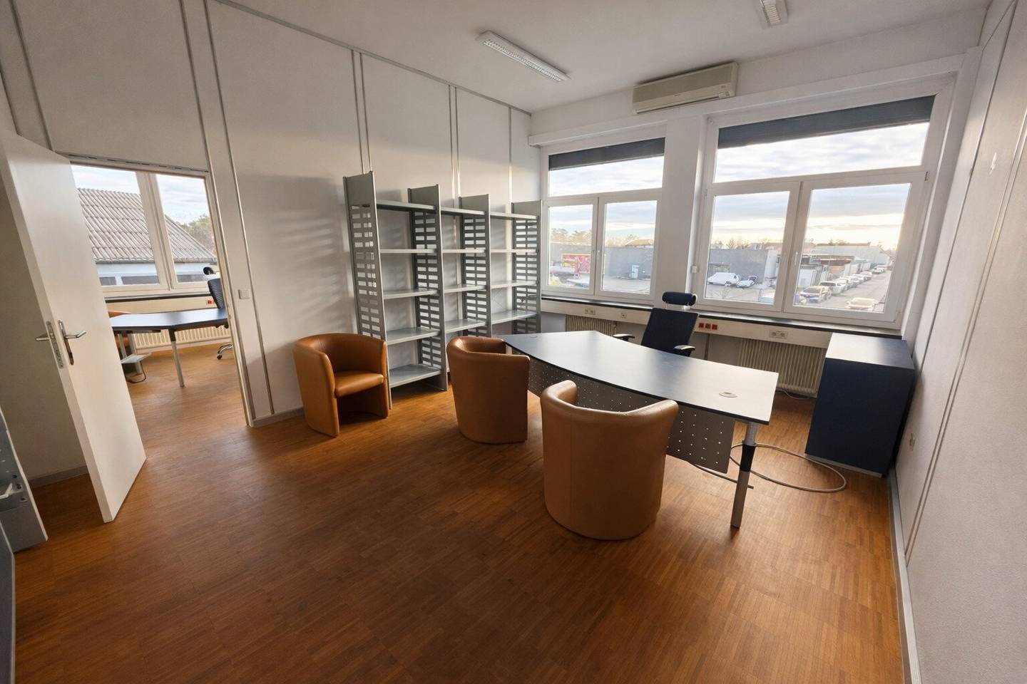 Helle Büroflächen im 1.Stock- halbes Geschoss verfügbar!