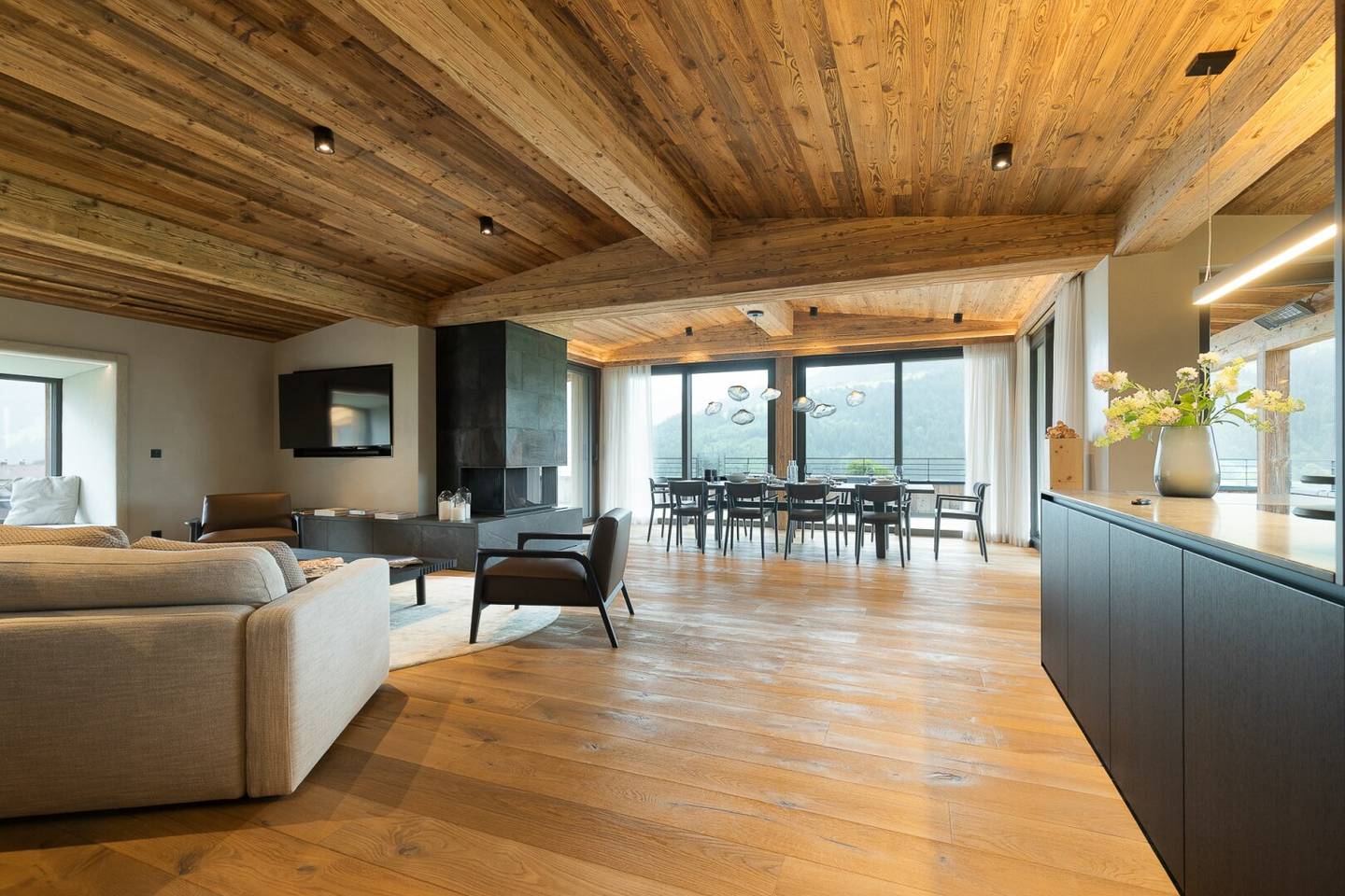 Alpiner Luxus auf höchstem Niveau – Exklusive Designer-Villa mit unverbaubarem Hahnenkamm-Panorama