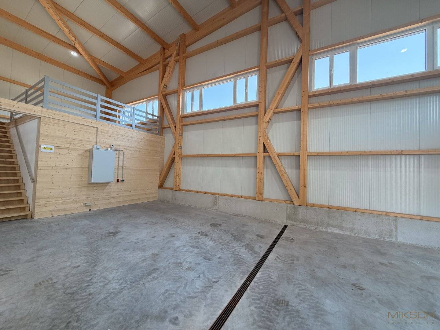 Moderne Halle in St. Pölten I 280 m² I Erstbezug I vielseiti nutzbar I eigene Stellplätze