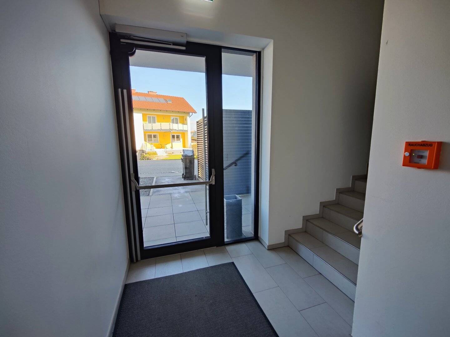 modernes barrierefreies Zinshaus mit großzügigen Freiflächen
