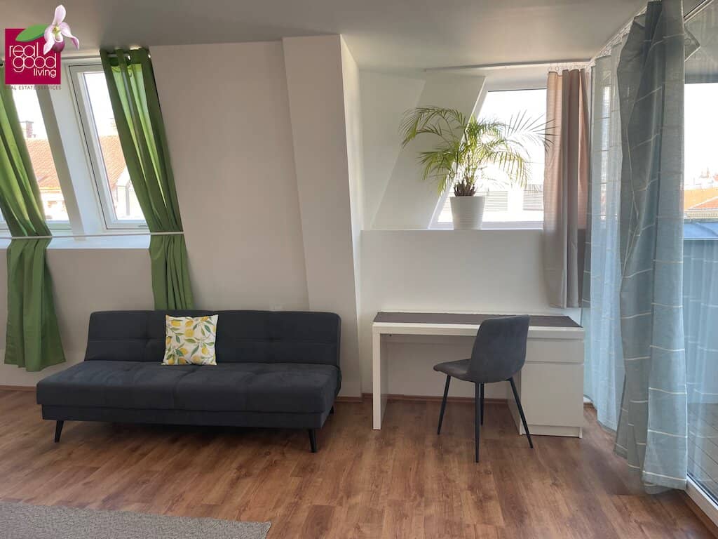 Neubau-Apartment mit Loggia in repräsentativen Gründerzeithaus