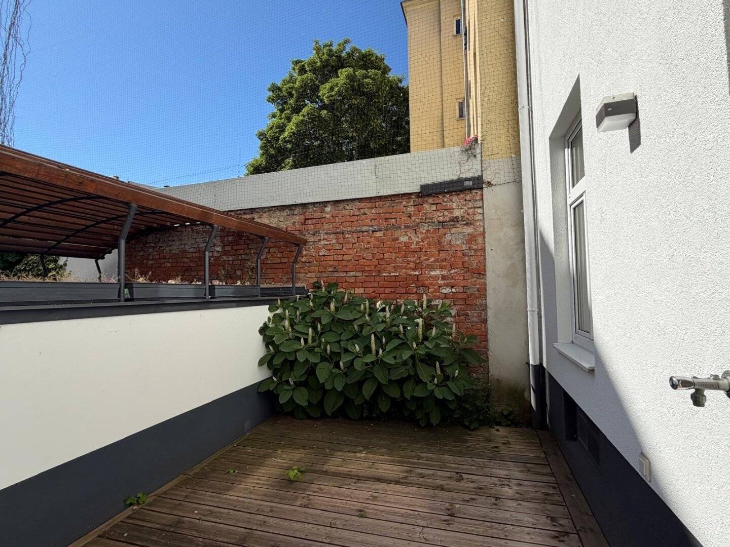 Apartment with garden and terrace in quiet area