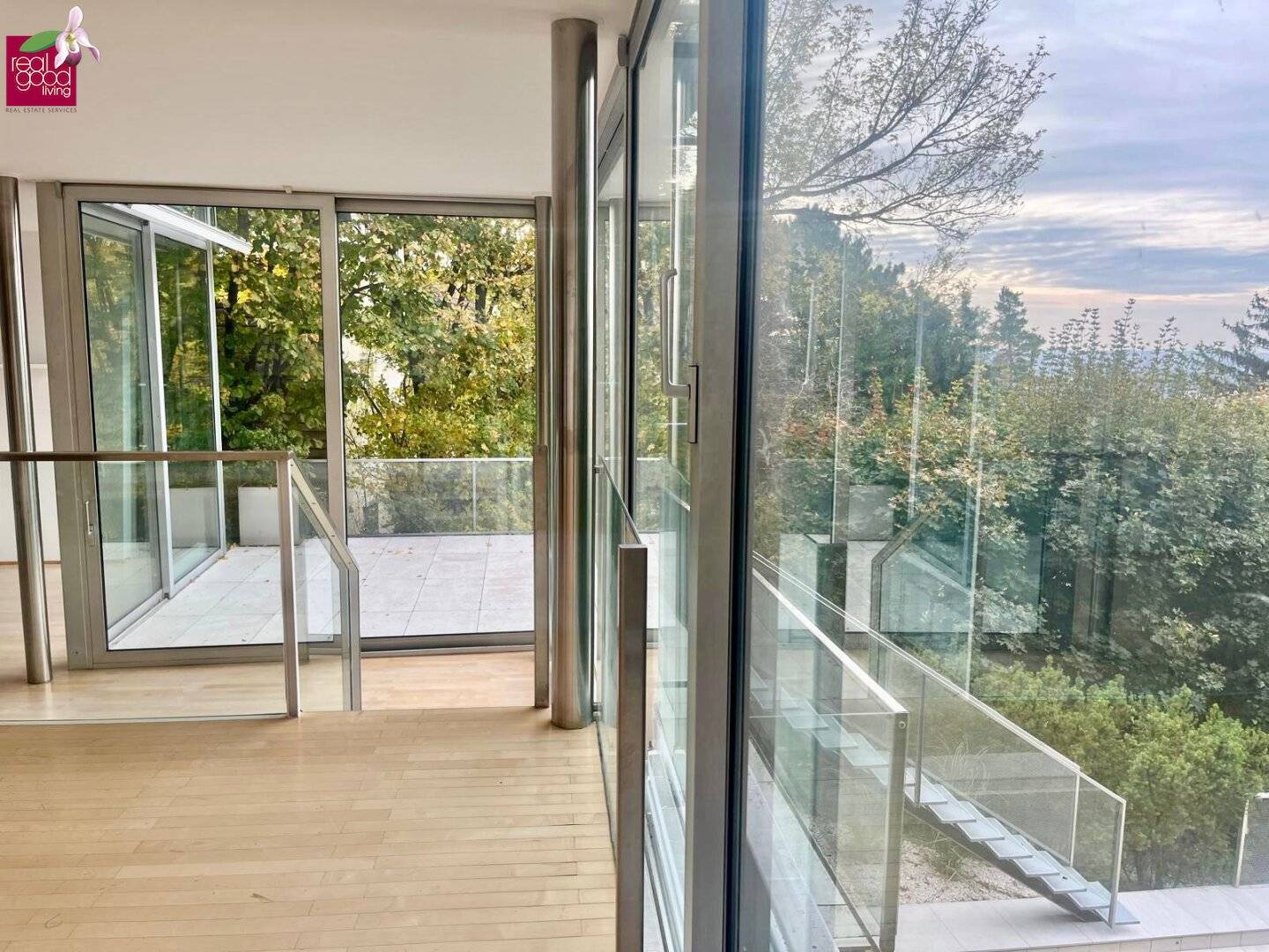 Wohngenuss mit Traumfernblick: Teilmöblierte Traumvilla mit Outdoorpool, Garten, Sauna, Jacuzzi Indoor, Tischtennistisch, uvm.